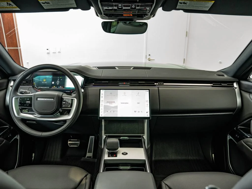 New 2026 Santorini Black Land Rover SE image 4