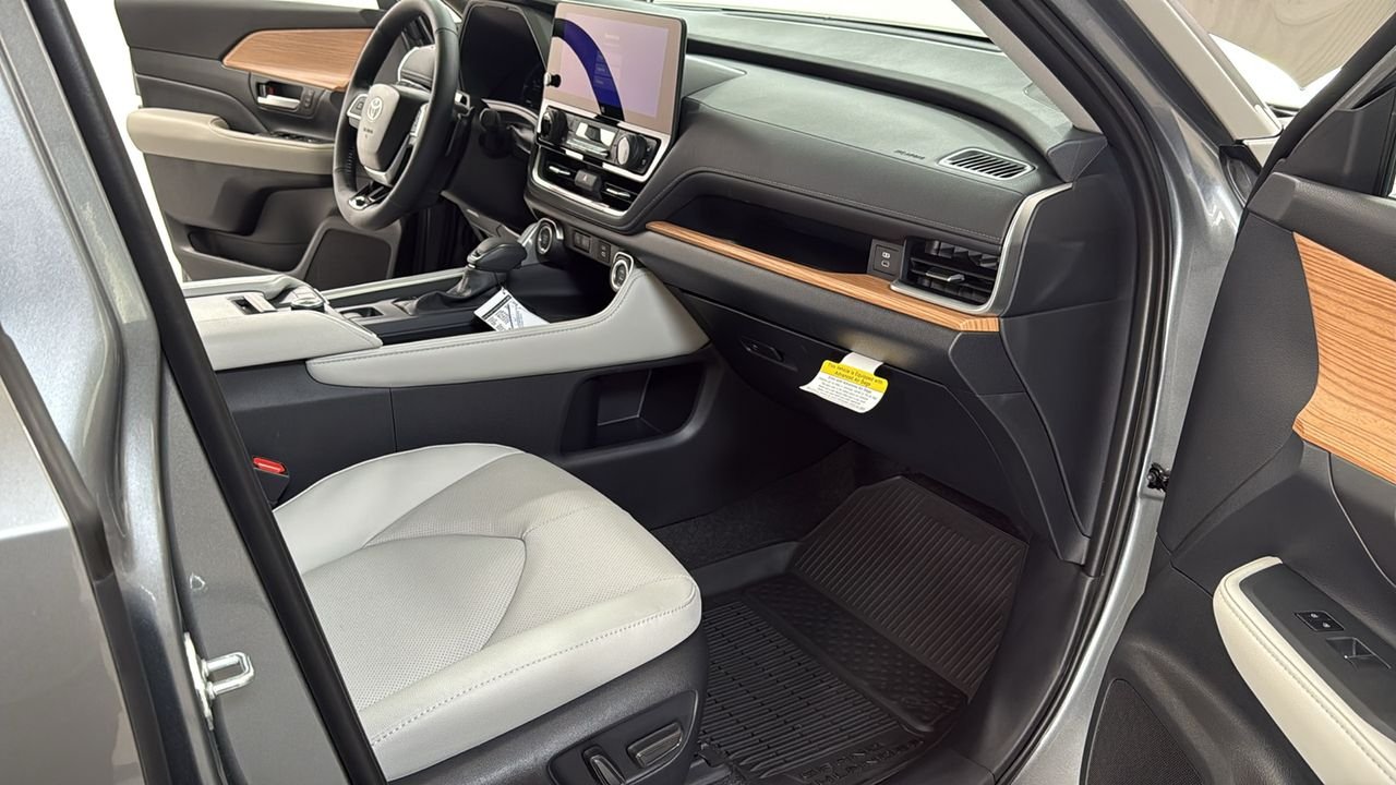 Certified Used 2026  Toyota Platinum image 41