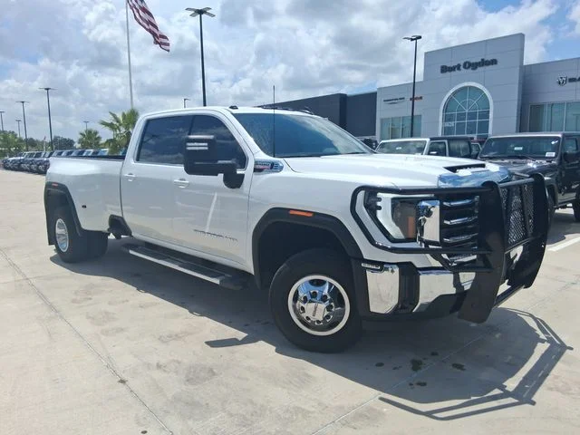 Used 2025 White GMC SLE image 1