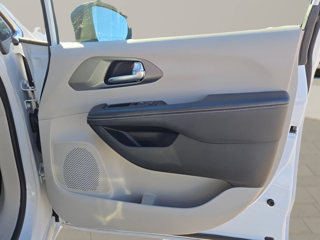 Used 2023 White Chrysler Touring L image 11
