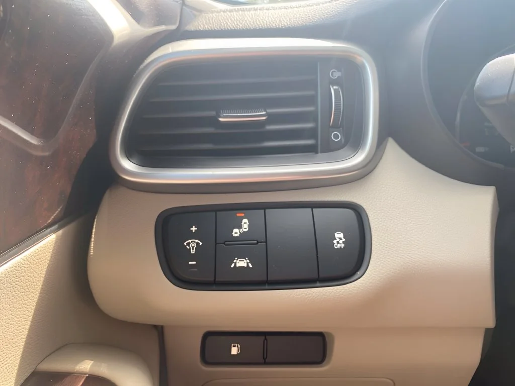 Used 2017 White Kia LX image 24