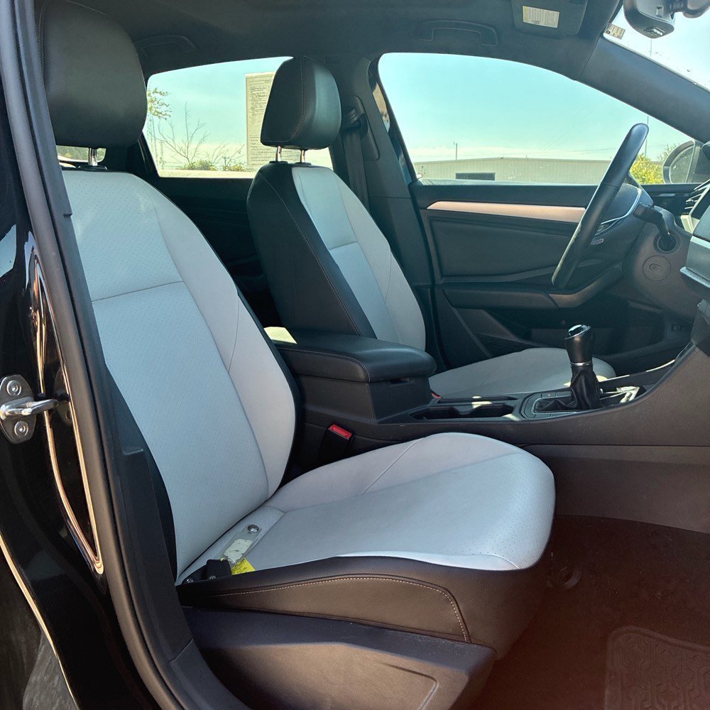 Used 2020 Deep Black Pearl Metallic Volkswagen R-Line image 9