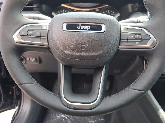 New 2026 Diamond Black Crystal Pearl-Coat Exterior Paint Jeep Latitude image 34