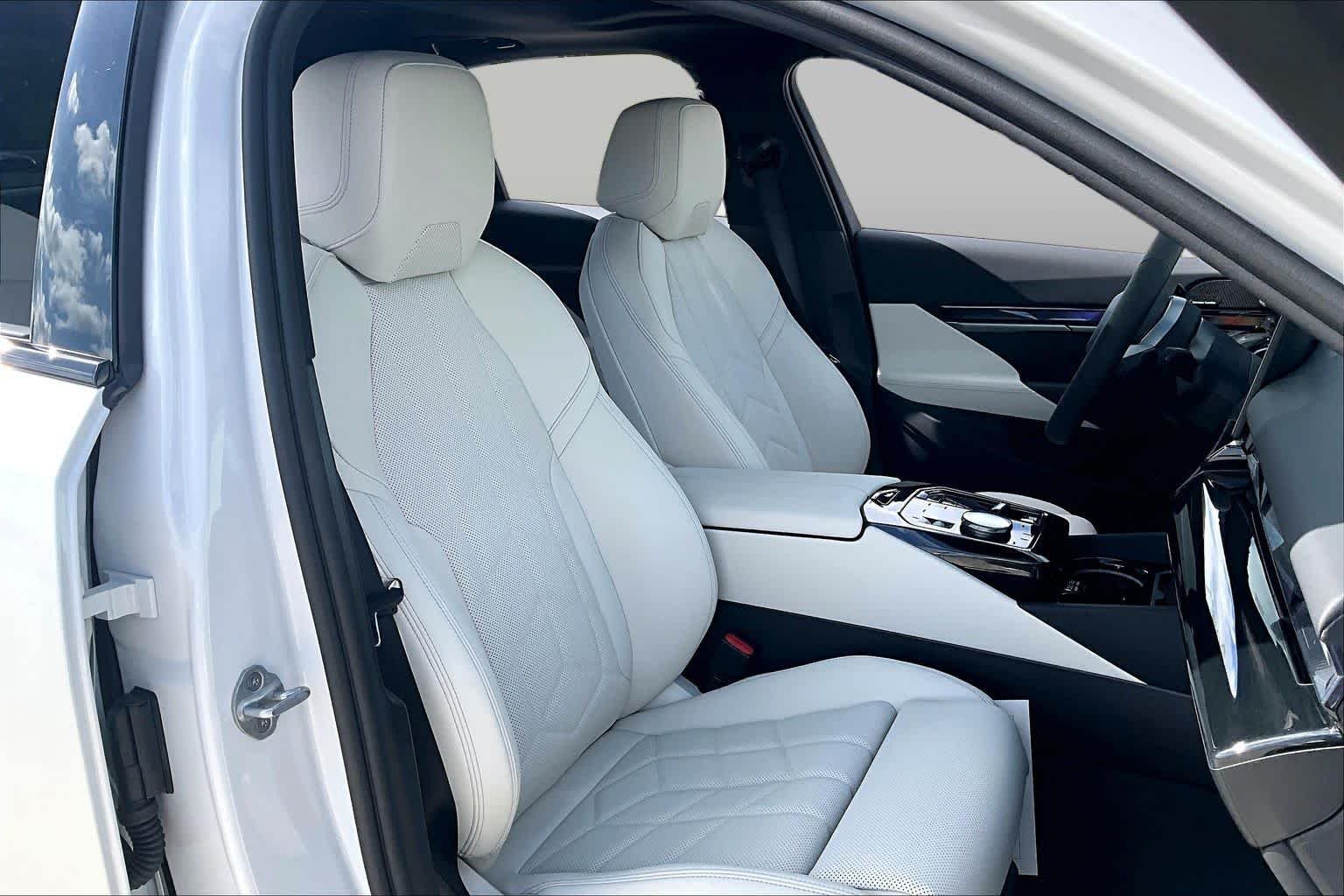 Used 2027 Mineral White Metallic BMW 540i xDrive image 8