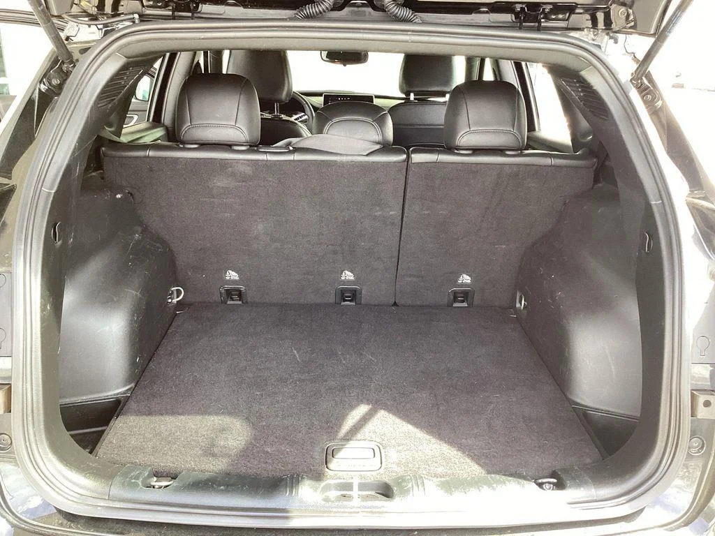 Used 2024 Diamond Black Crystal Pearlcoat Jeep Latitude image 19