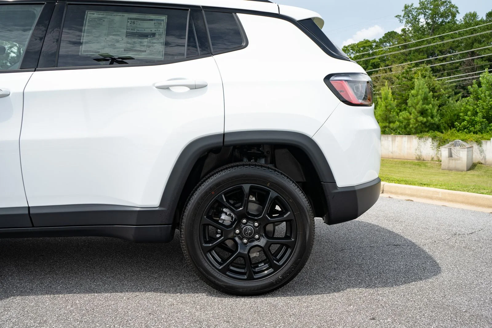 New 2026 Bright White Clear-Coat Exterior Paint Jeep Latitude image 6