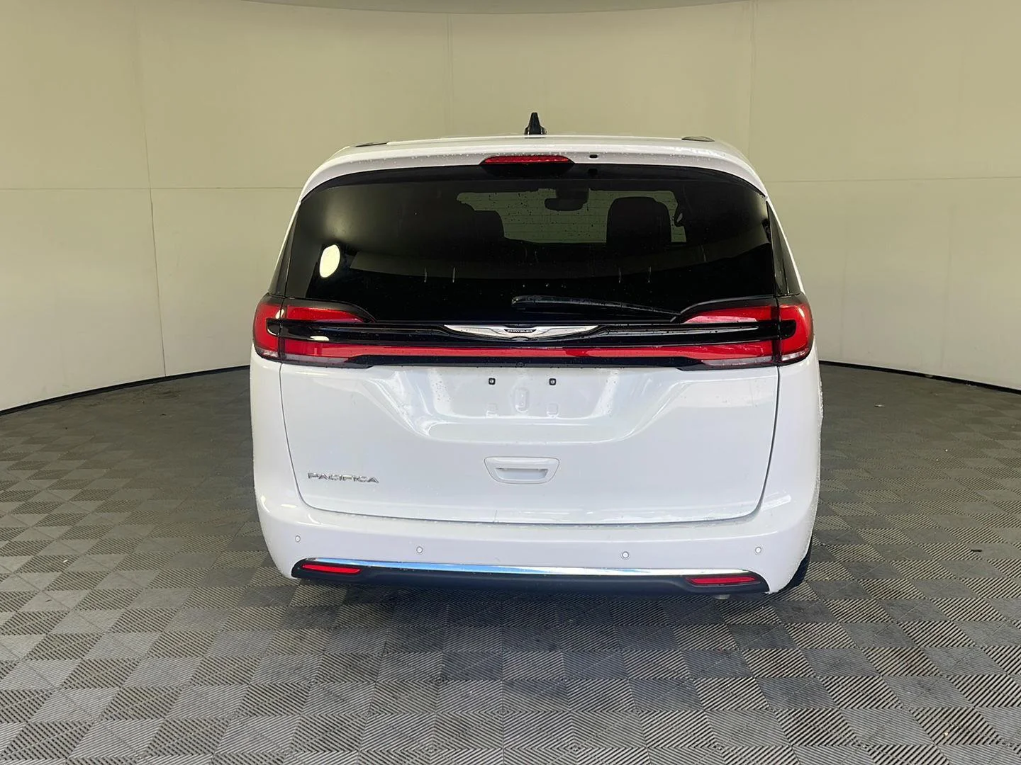 Used 2025 Bright White Clearcoat Chrysler Select image 8