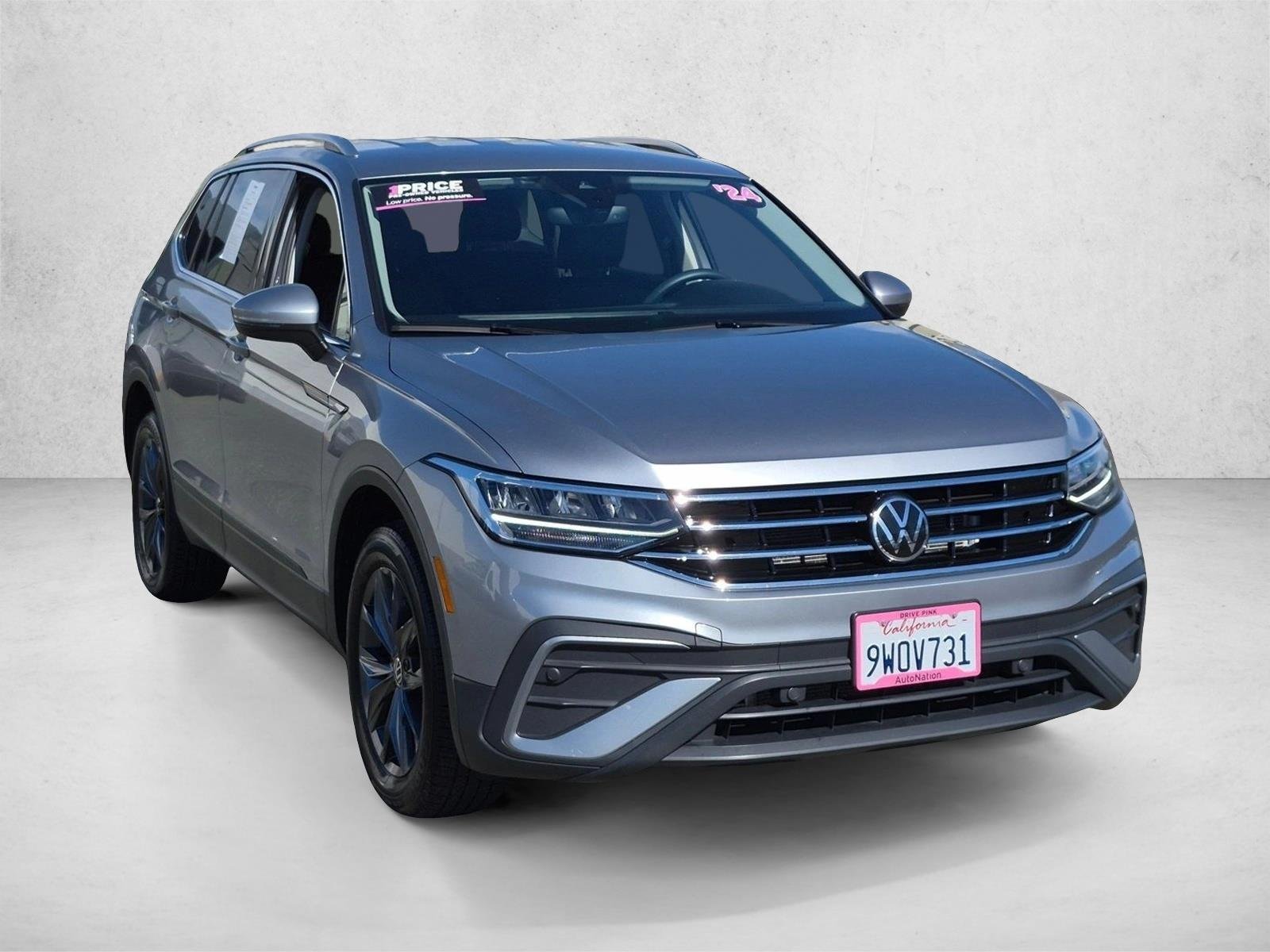 Used 2024 Pyrite Silver Metallic Volkswagen SE image 3