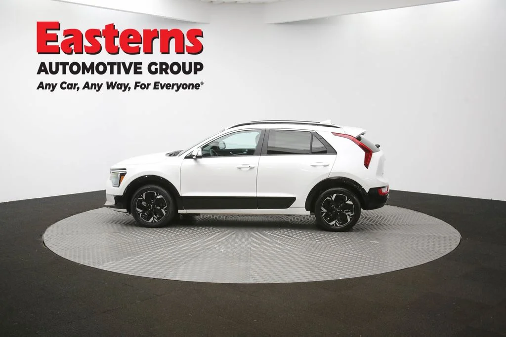 Used 2024 White Kia Wind image 60