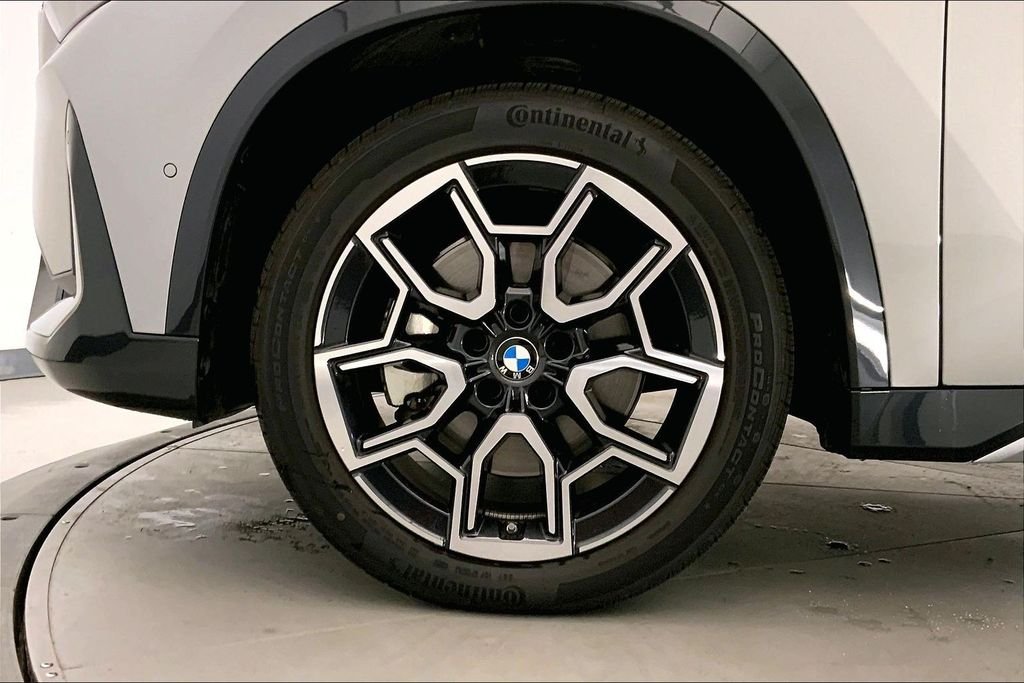 Used 2026 Silver Metallic BMW xDrive28i image 9