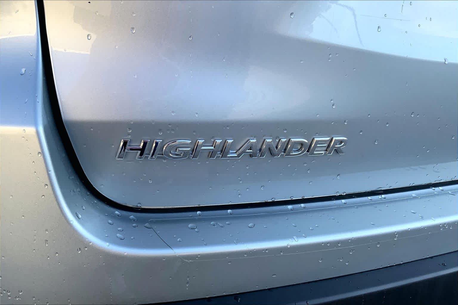 Used 2018 Celestial Silver Metallic Toyota XLE image 33