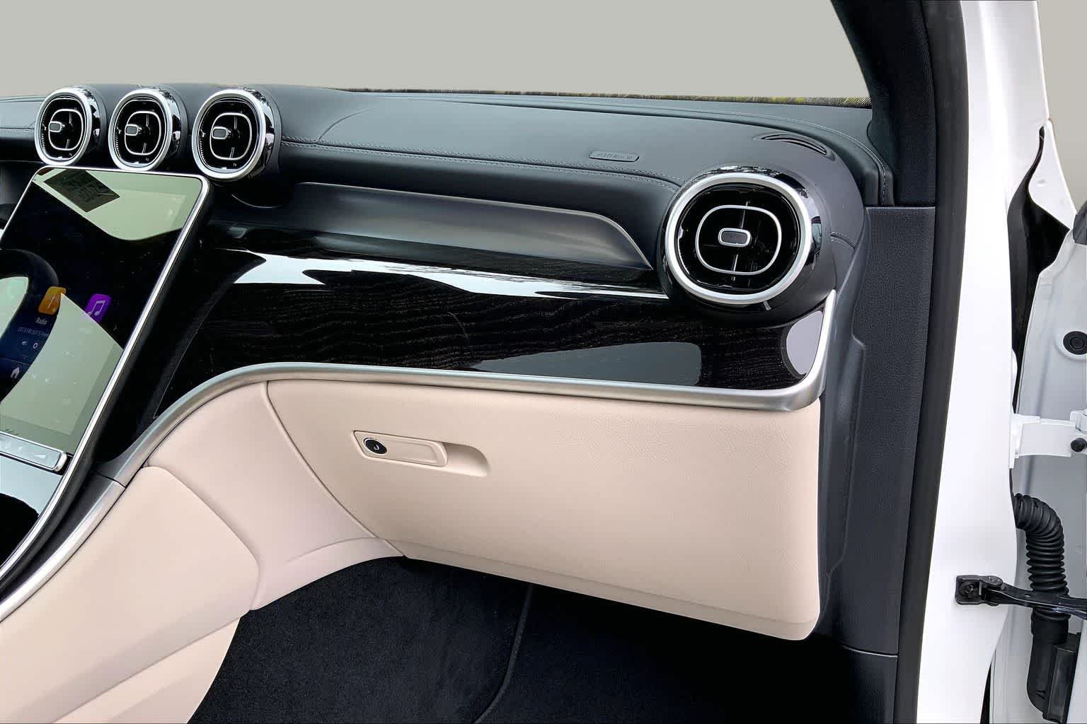Certified Used 2025 Polar White Mercedes-Benz GLC 300 image 19