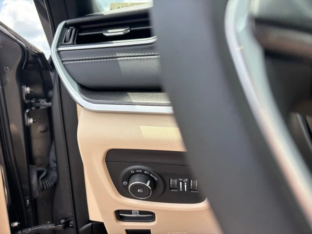 Used 2025 Gray Jeep Limited image 23