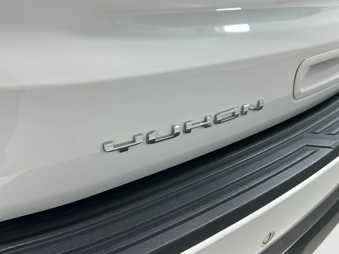 Used 2025 Summit White GMC AT4 image 30