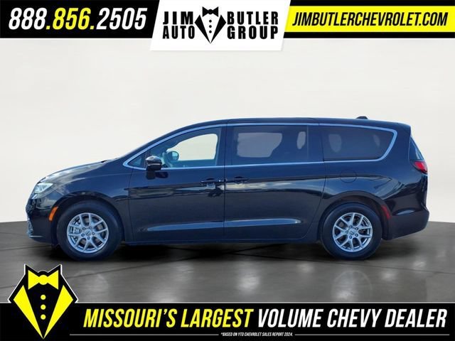Used 2025  Chrysler Select image 22