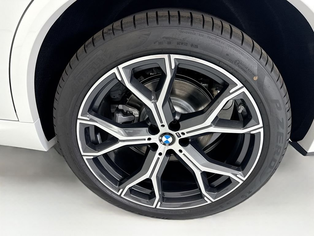 New 2026 White Metallic BMW xDrive40i image 30