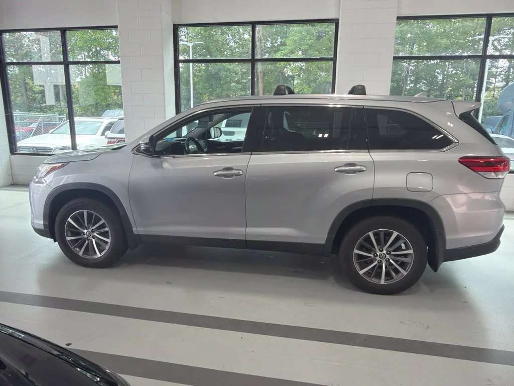 Used 2019 Silver Toyota XLE image 2
