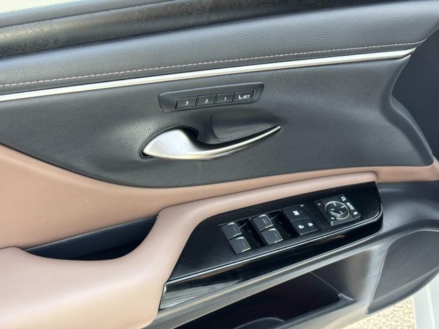 2023 Lexus ES 250 - Photo 17
