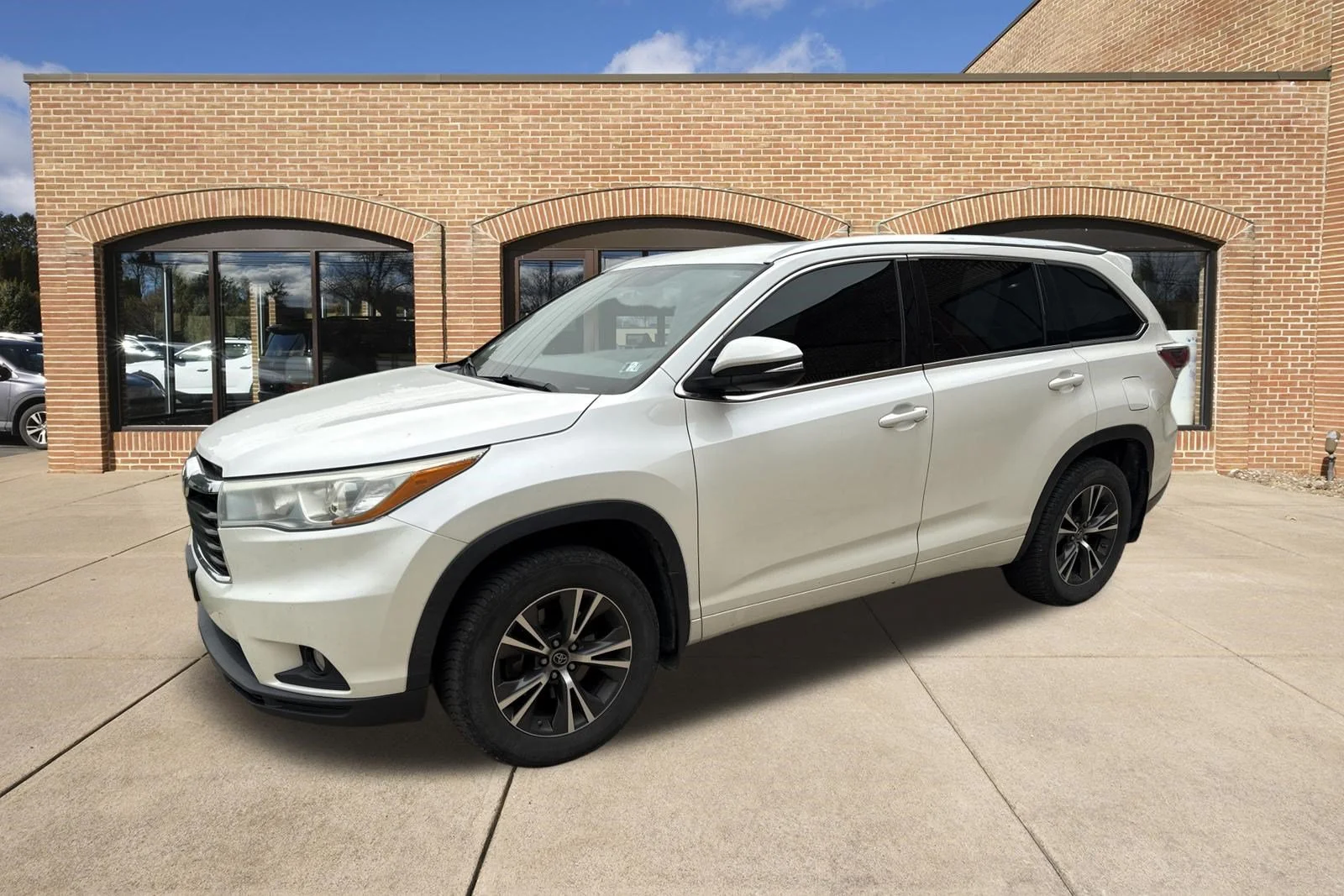 Used 2016 Blizzard Pearl Toyota XLE image 10