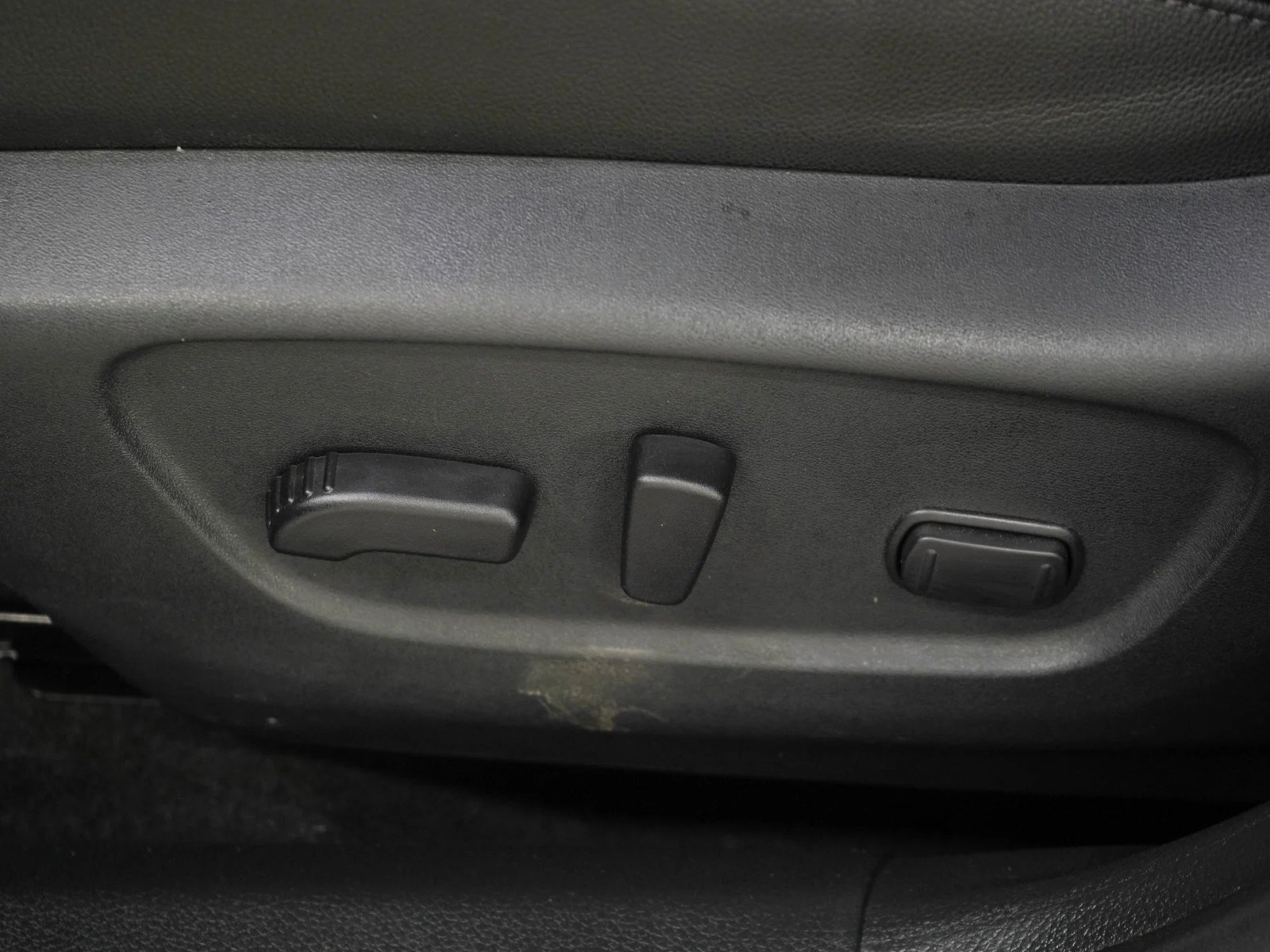 Used 2020 Gun Metallic Nissan SL image 24