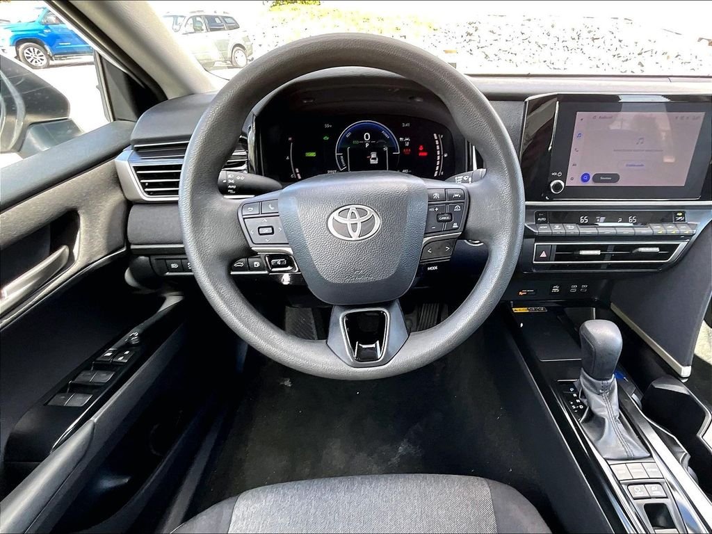 Used 2025 White Toyota LE image 17