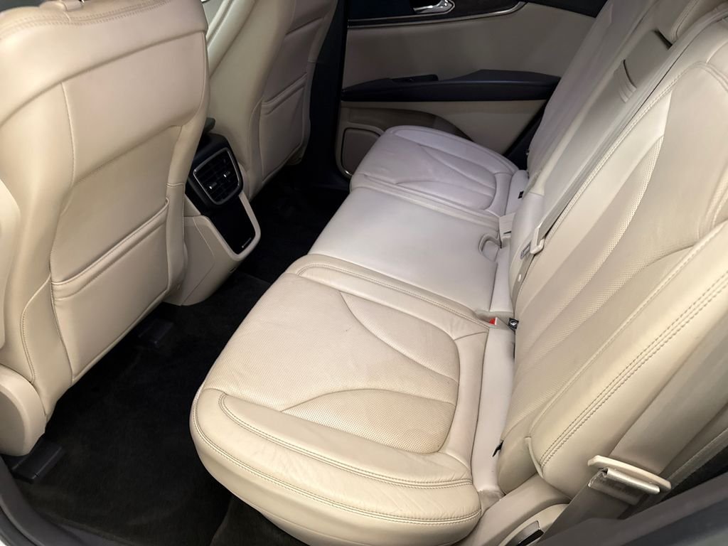 Used 2016 White Platinum Clearcoat Metallic Lincoln Reserve image 17