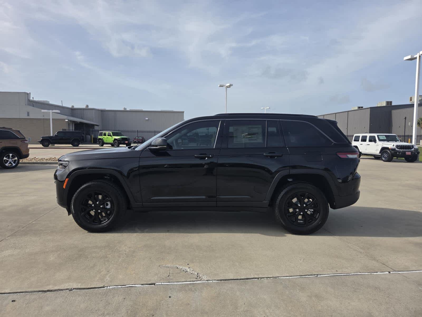 New 2026 Diamond Black Crystal Pearlcoat Jeep Laredo Altitude image 2