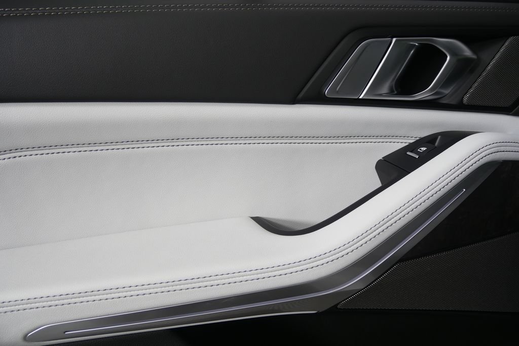 Used 2026 Mineral White Metallic BMW xDrive40i image 13