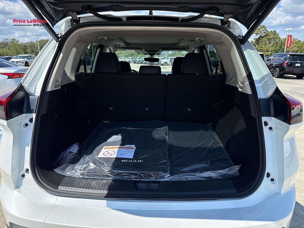 New 2026 Everest White Pearl TriCoat Nissan Dark Armor™ image 8