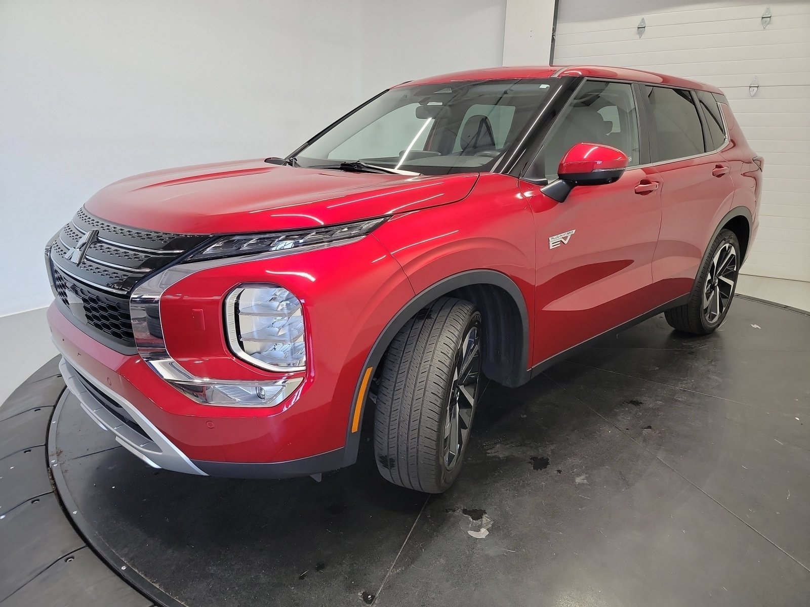 Used 2023 Red Diamond Mitsubishi SE image 3