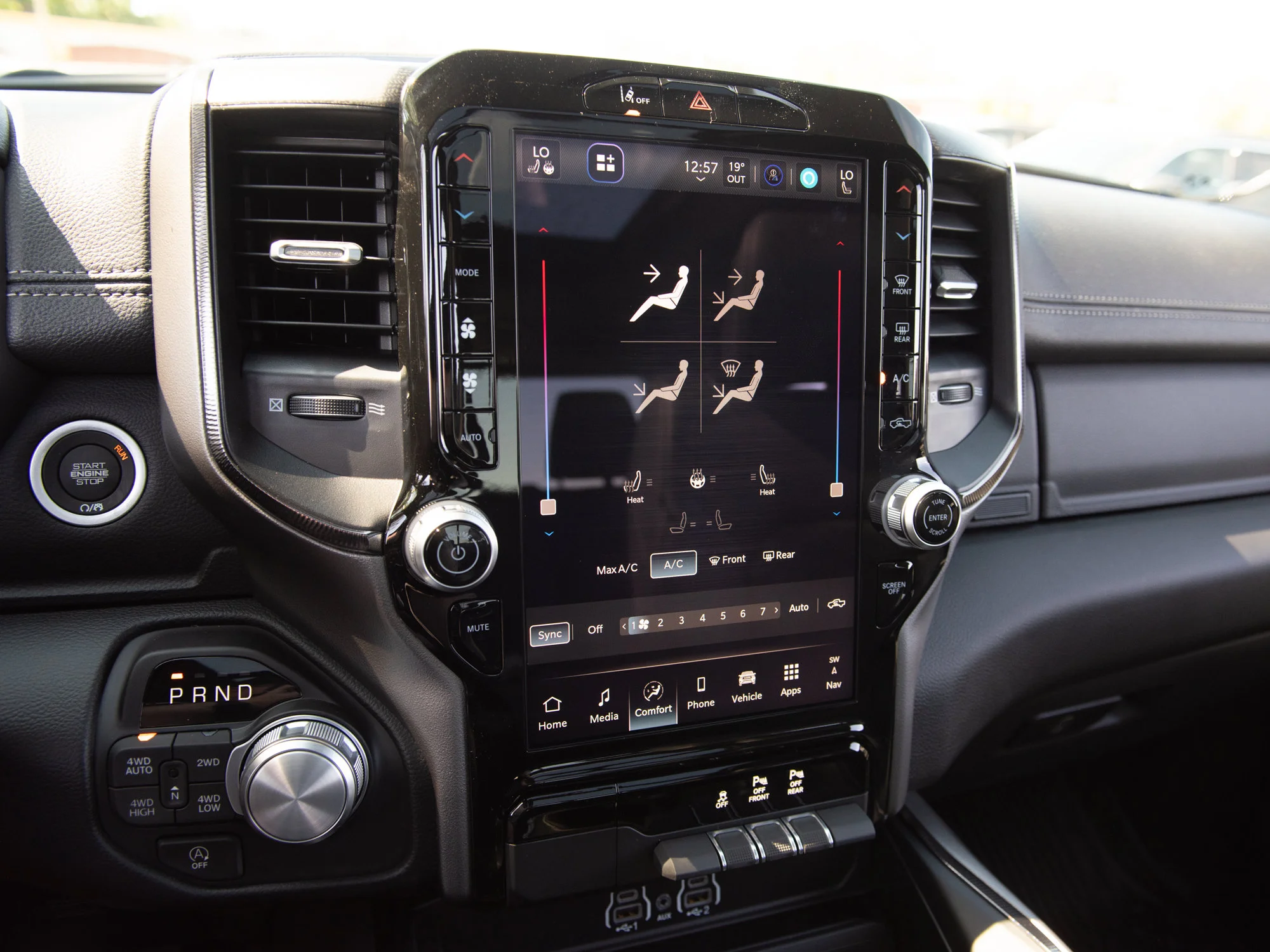 New 2026 White RAM Sport* Crew Cab 4x4, HEMI V8, Panoramic Sunroof, Heated Seats/Wheel image 18