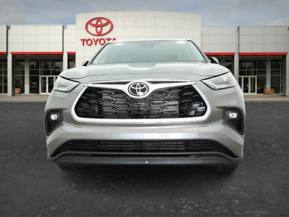 New 2026 Heavy Metallic Toyota Hybrid XLE image 9