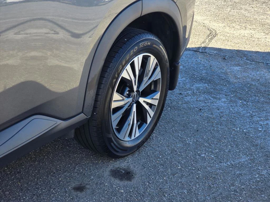 Used 2022 Gray Nissan SV image 18