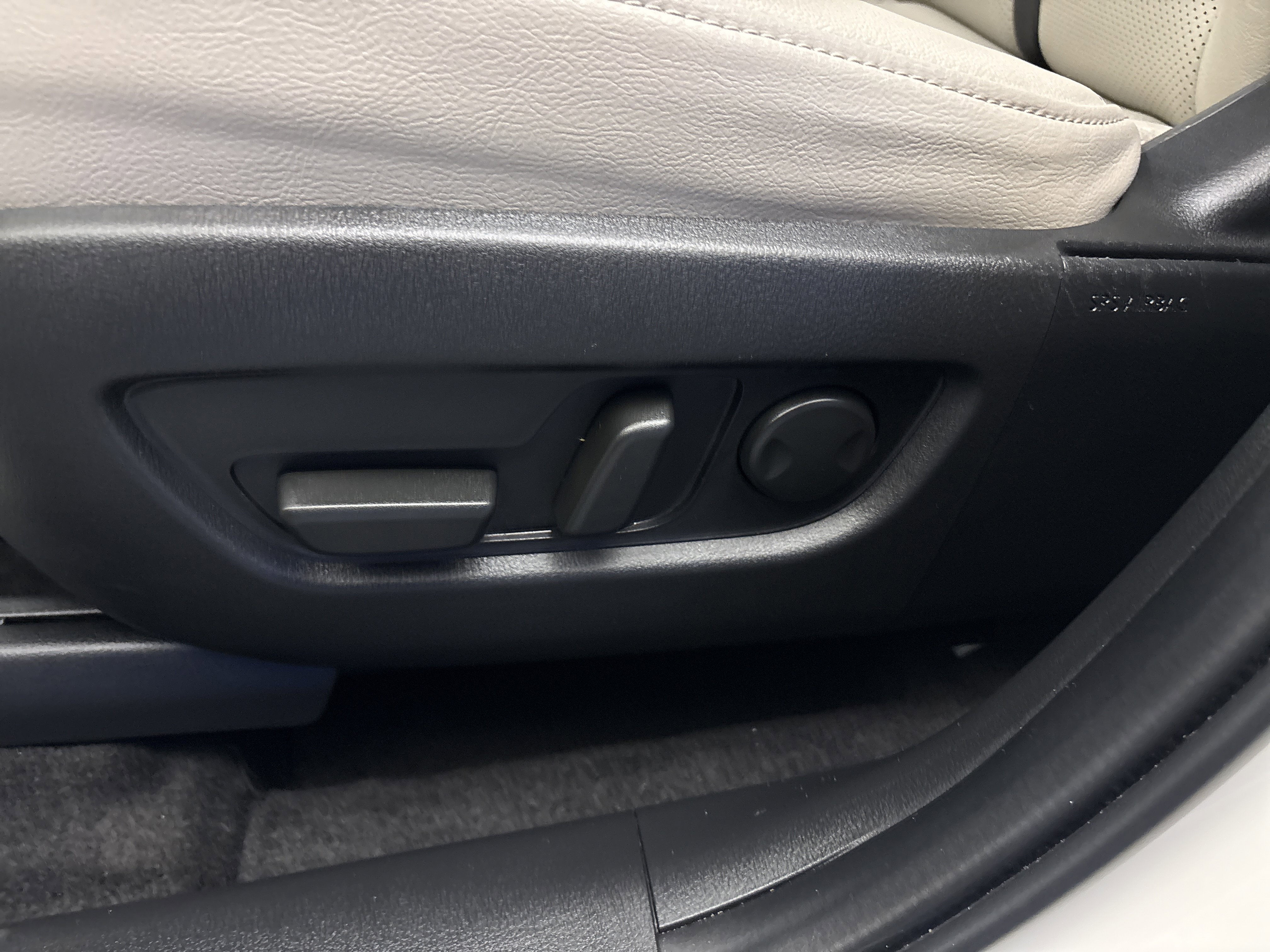 Used 2025 Rhodium White Premium Mazda Preferred Package image 13