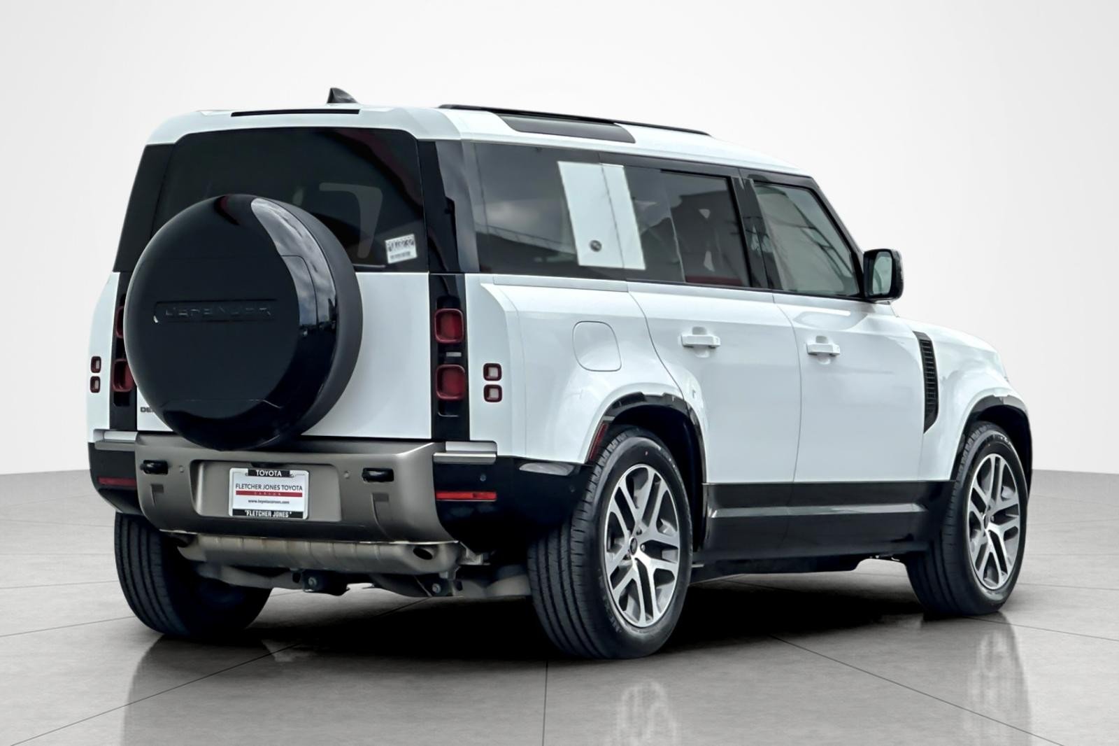 Used 2024 Fuji White Land Rover X-Dynamic SE image 5