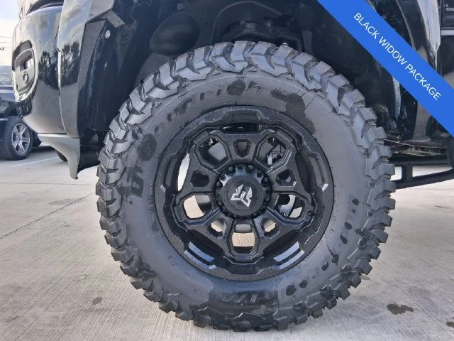 New 2026 Diamond Black Crystal Pearl-Coat Exterior Paint RAM Laramie image 9
