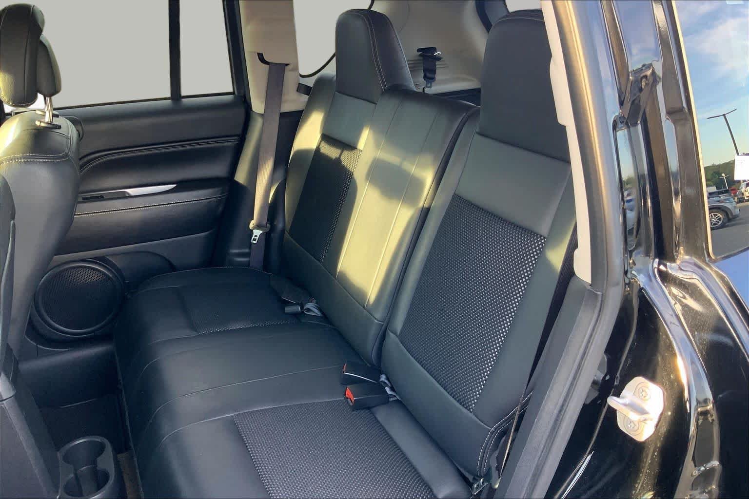 Used 2016 Black Clearcoat Jeep Latitude image 19