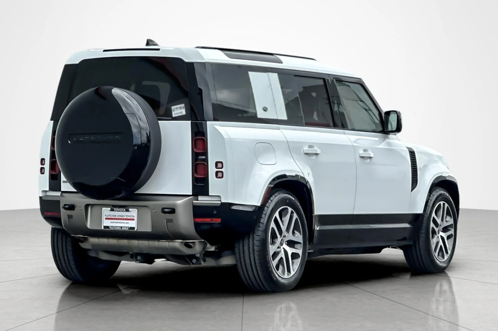 Used 2024 Fuji White Land Rover X-Dynamic SE image 5