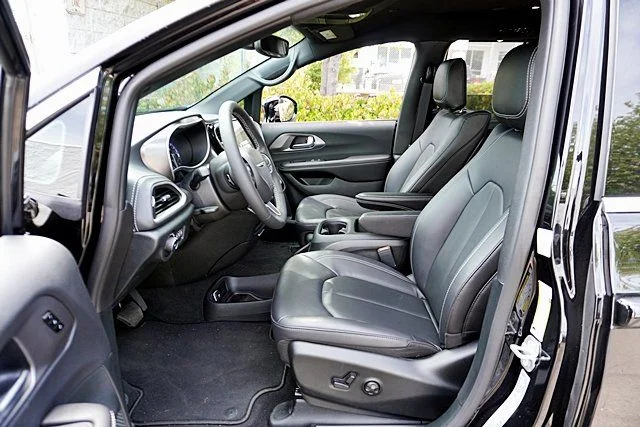 New 2026 Diamond Black Crystal Pearl-Coat Exterior Paint Chrysler Select image 16