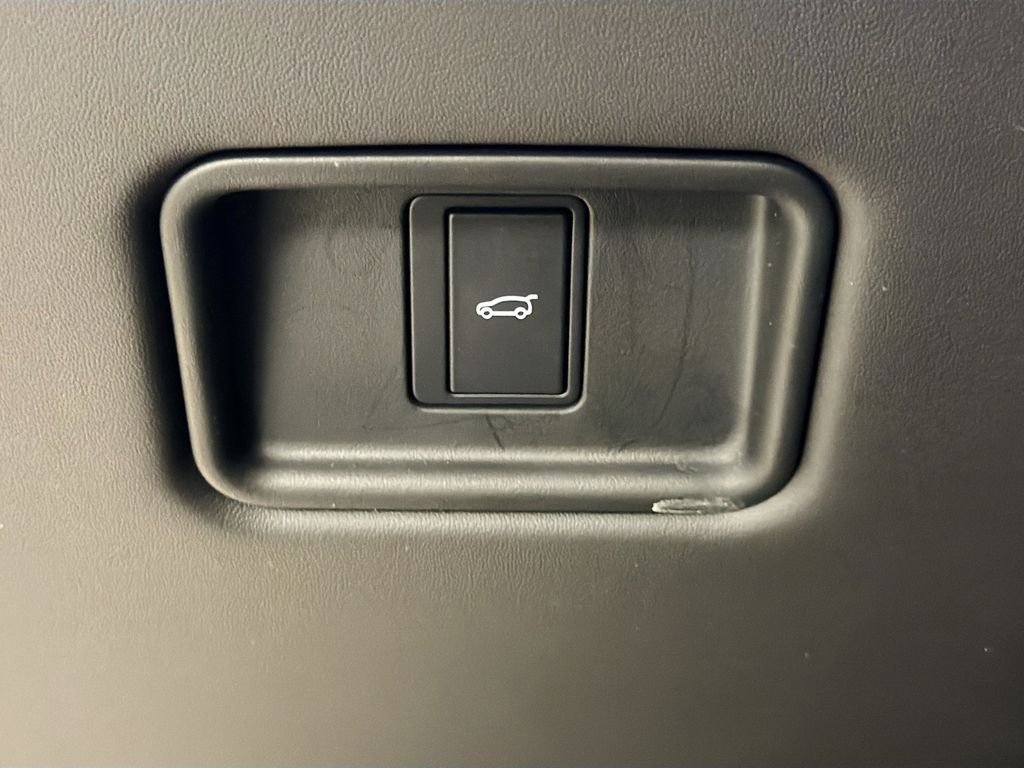 Used 2024 Gray Land Rover Dynamic SE image 11