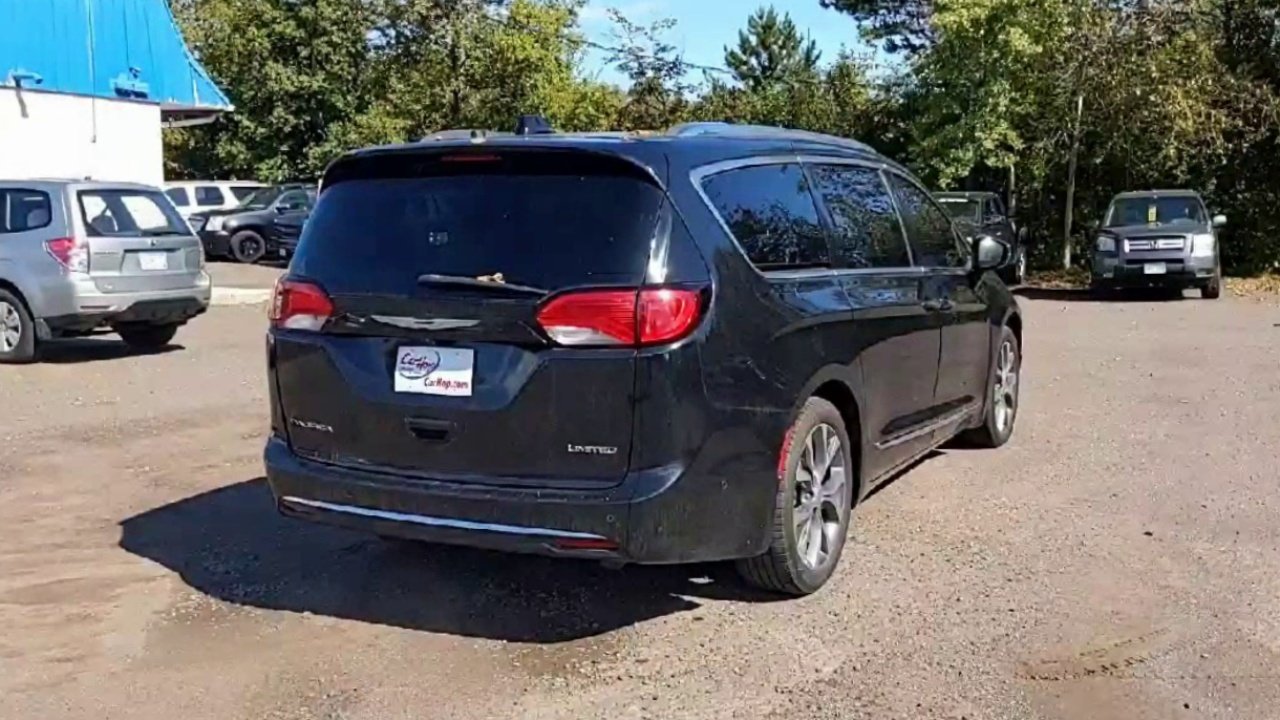 2017 Chrysler Pacifica Limited photo 2