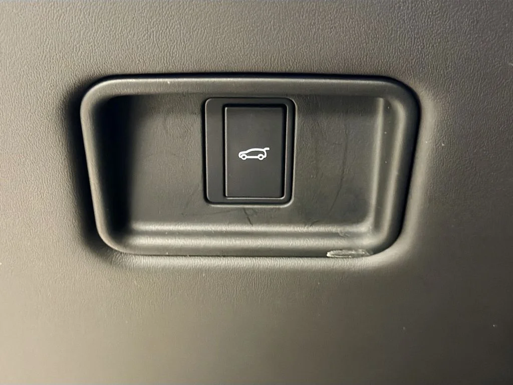 Certified Used 2024  Land Rover Dynamic SE image 11