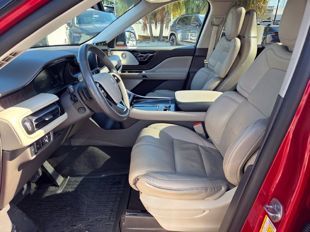 Used 2020 Red Lincoln Reserve image 4