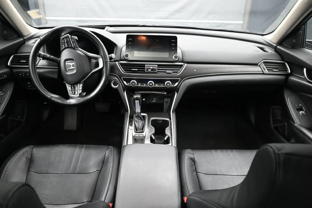 Used 2018 Modern Steel Metallic Honda Touring image 23