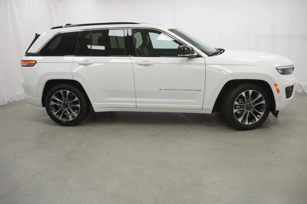 Used 2025 White Jeep Overland image 11
