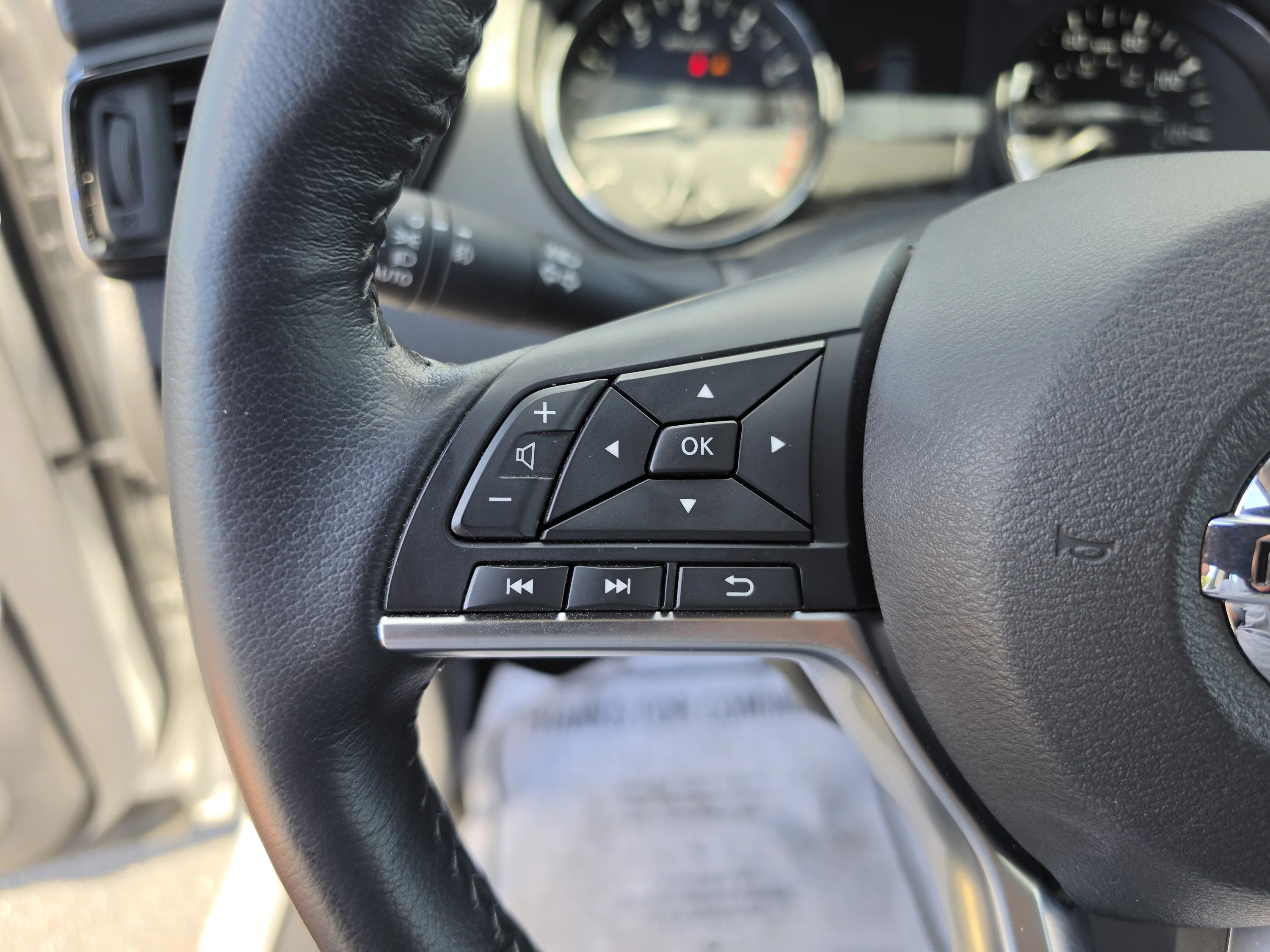 Used 2020 Brilliant Silver Metallic Nissan SV image 32