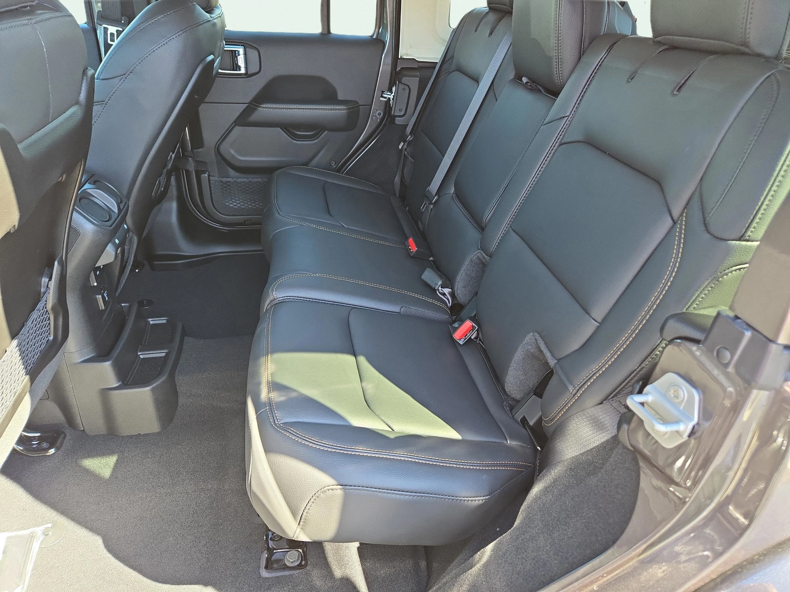 New 2026 Granite Crystal Metallic Clearcoat Jeep Sahara image 17