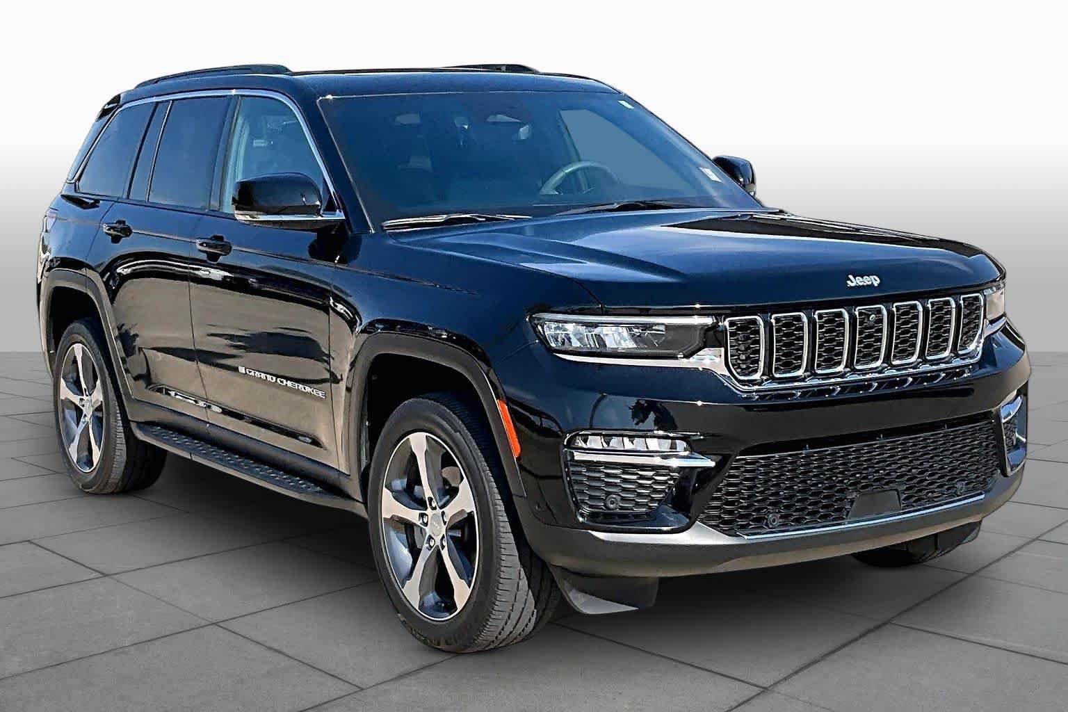 Used 2025 Diamond Black Crystal Pearlcoat Jeep Limited image 4