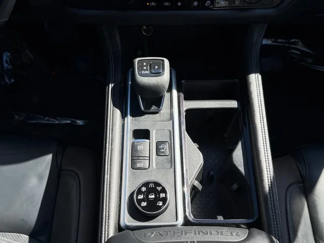Used 2022 Black Nissan Platinum image 12