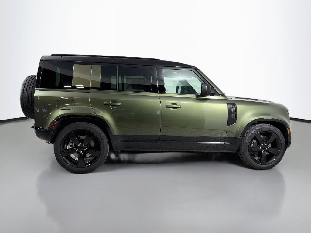 New 2026 Woolstone Green Land Rover X-Dynamic SE image 4